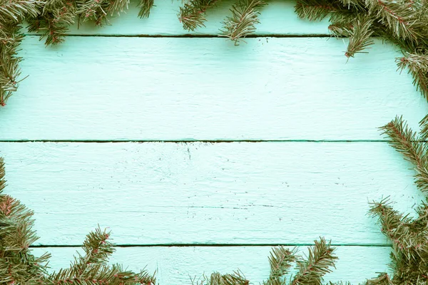 Πρωτοχρονιά και τα Χριστούγεννα φως μπλε ξύλινο φόντο με evergre — Φωτογραφία Αρχείου