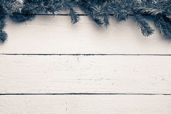 白い木製の表面にスプルースの枝。新しい年、クリスマスの背景 — ストック写真