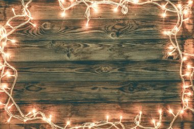 Karanlık arka planda Noel çelengi