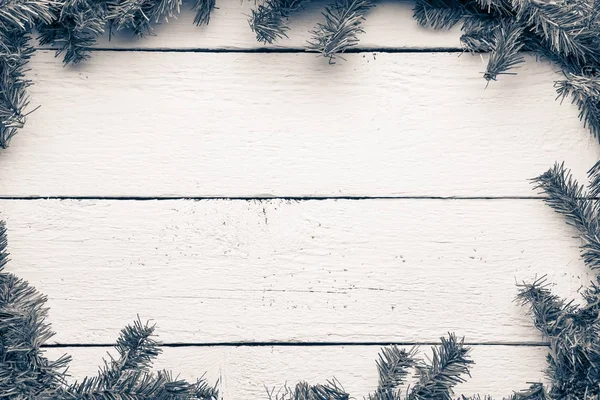 Neujahr und Weihnachten hellblauer Holzhintergrund mit Evergre — Stockfoto