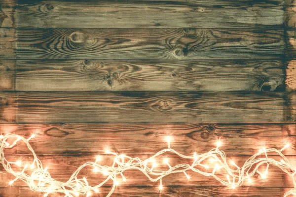 茶色の背景にクリスマスのガーランド — ストック写真