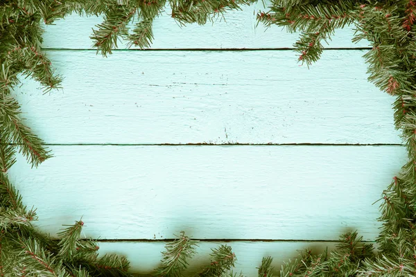Ξύλινη σανίδα με κλαδιά έλατου. Χριστούγεννα και Πρωτοχρονιά backgroun — Φωτογραφία Αρχείου