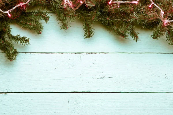 クリスマス、新年モミの木とガーランドの木製の背景 — ストック写真