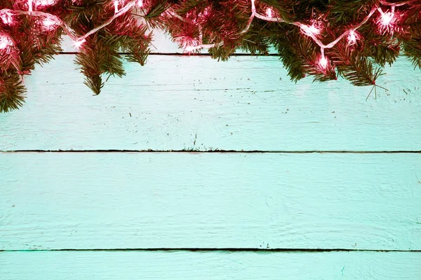 Navidad vacaciones fondo de madera con abeto y gar dorado — Foto de Stock