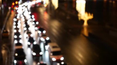 Geceleri yak²n bir karayolu üzerinde trafik sıkışıklığı