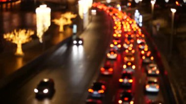 Geceleri yak²n bir karayolu üzerinde trafik sıkışıklığı