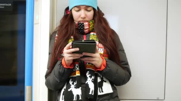 Jonge vrouw lezen een elektronische boek in Metro — Stockvideo
