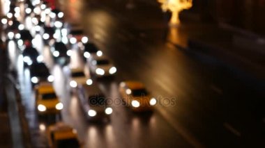 Geceleri yak²n bir karayolu üzerinde trafik sıkışıklığı
