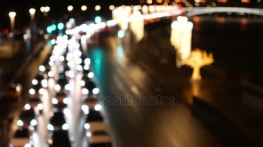 Geceleri yak²n bir karayolu üzerinde trafik sıkışıklığı