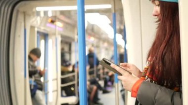 Genç kadın okumak e-kitap metro, metro tren
