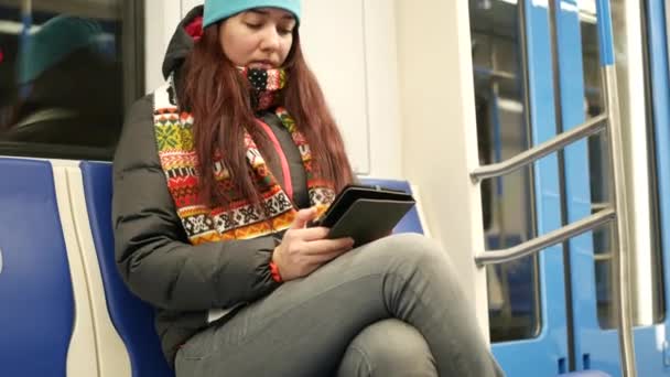 Joven mujer leer e-book en metro tren en metro — Vídeo de stock