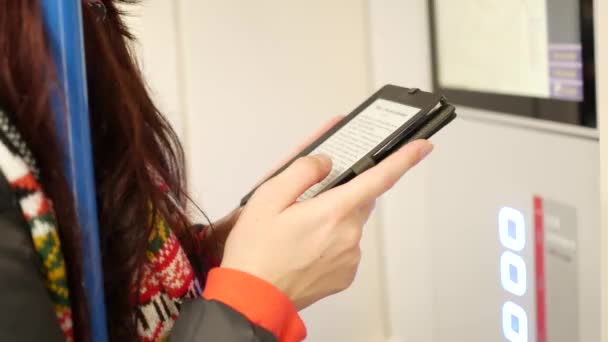 Joven mujer leer e-book en metro tren en metro — Vídeos de Stock