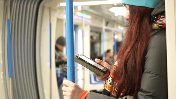 Genç kadın okumak e-kitap metro, metro tren — Stok video