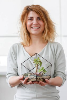 Florarium taşlar ve succulents çiçekçi kız resmi