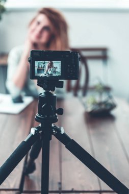 Tonda bokeh görüntü etli cam ile masada oturan kadın Blogger