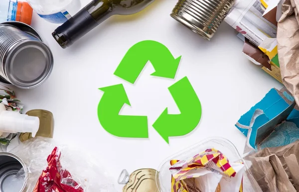 Foto puin voor recycling close-up en recycle zingen in centrum — Stockfoto