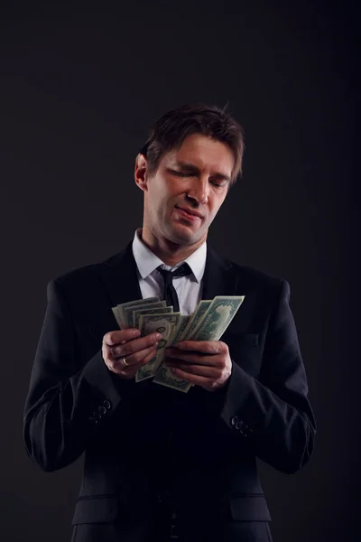 Bild av bankiren i kostym räknar dollar — Stockfoto