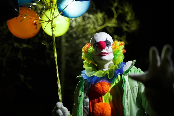Φωτογραφία του κλόουν με πολύχρωμα μπαλόνια — Φωτογραφία Αρχείου