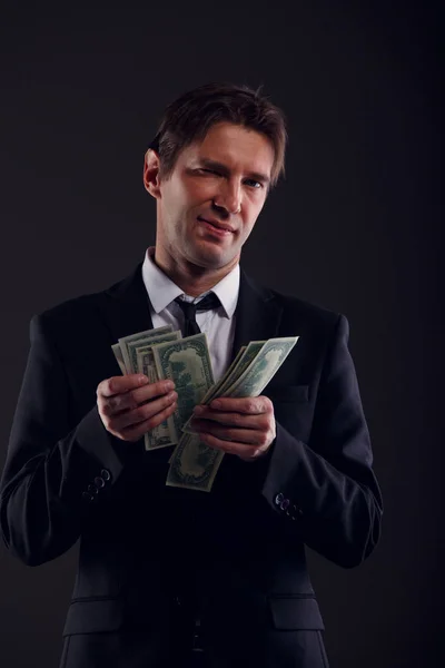 Φωτογραφία του τραπεζίτη στο κοστούμι καταμέτρηση δολάρια — Φωτογραφία Αρχείου
