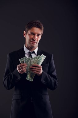 Banker kıyafetli dolar sayma görüntüsünü