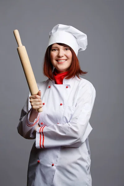 Imagem da mulher cozinheiro em roupão branco e tampa com rolo de pino nas mãos — Fotografia de Stock