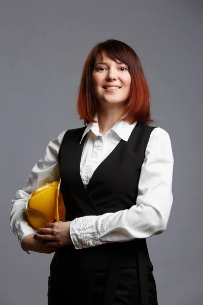 Foto de mujer constructora con casco amarillo — Foto de Stock