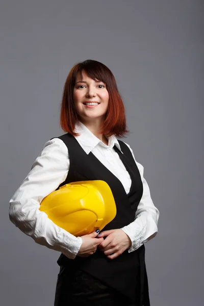 Imagen de mujer constructora en casco amarillo — Foto de Stock