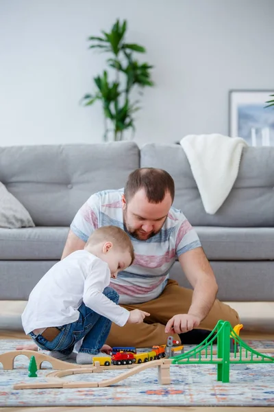 Bilden av mannen och pojken spelar i leksak road — Stockfoto