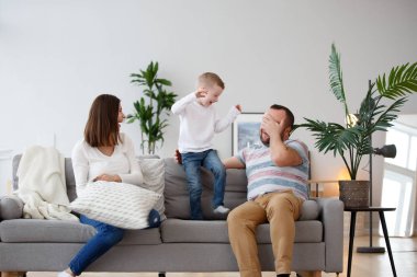Resmi gri Divan oğluyla mutlu anne