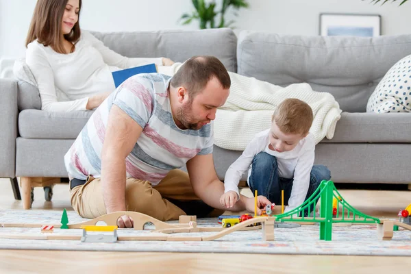 Imagen del padre jugando con el hijo en juguetes sentados en el suelo — Foto de Stock