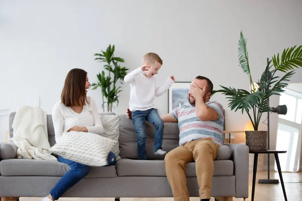 Picture of happy parents with son on gray sofa — Stock Photo, Image