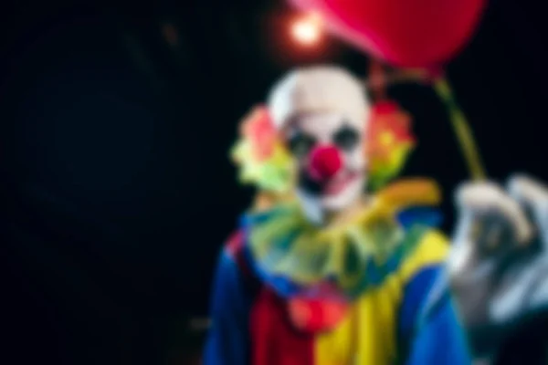 Unscharfes Foto von Clown mit Luftballons in der Nacht — Stockfoto
