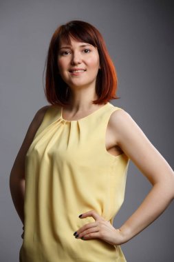 Gri boş geçmiş genç kız fotoğrafı