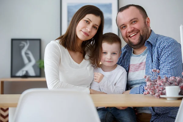 Imagen de familia feliz con hijo en la habitación — Foto de Stock