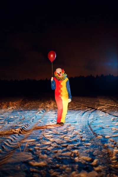 Εικόνα πλήρους μήκους κλόουν με πολύχρωμα μπαλόνια τη νύχτα — Φωτογραφία Αρχείου