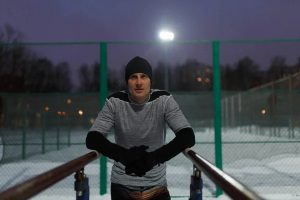 Foto av sportsman i svart hatt stående på bar i kväll — Stockfoto