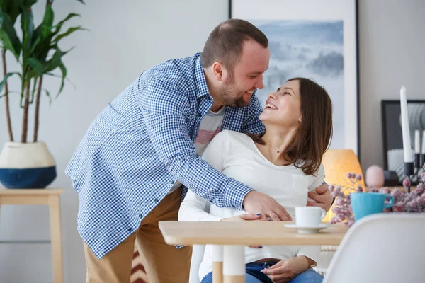 Bild von glücklichem Ehemann, der schwangere Frau umarmt — Stockfoto