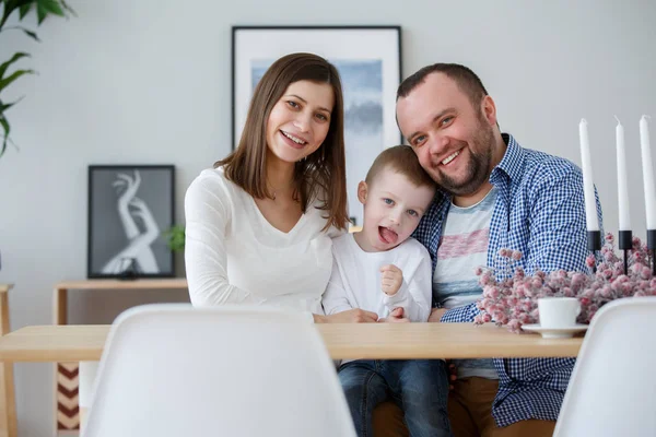 Φωτογραφία: ευτυχισμένη οικογένεια με γιο στην αίθουσα — Φωτογραφία Αρχείου