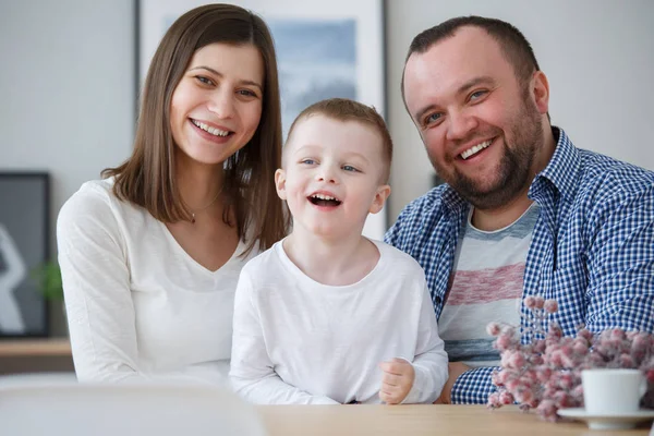 Bilden av lycklig familj med sonen i rum — Stockfoto