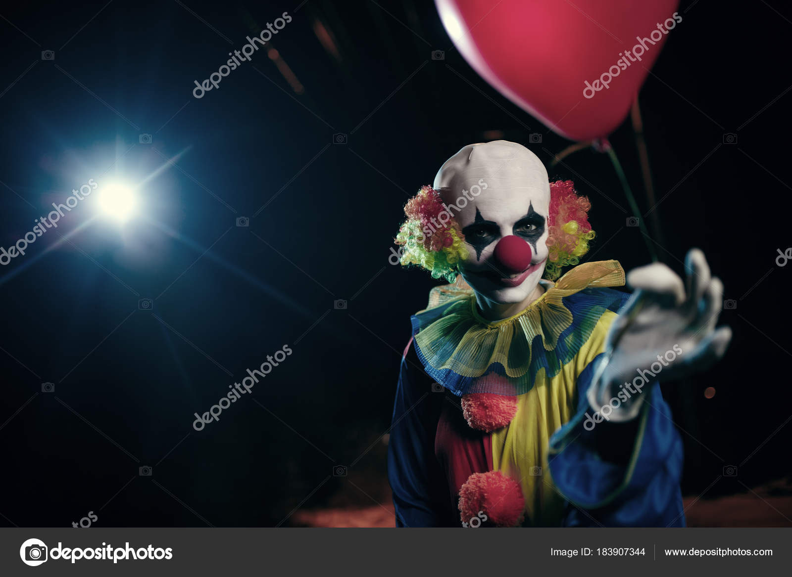 Imagen de payaso con globo rojo sobre fondo de linterna ardiente — Foto de  stock #183907344 © logoff, image size:1600x1167