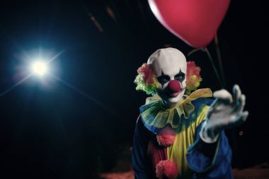 Palyaço fener yanan arka plan üzerinde kırmızı balon ile görüntü