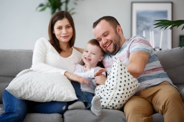 Mutlu hamile kadın, adam gri Divan oğluyla görüntüsünü