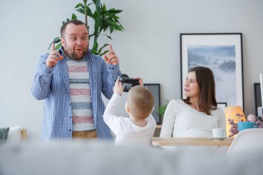 Oğlunun fotoğrafını baba, masada oturan Anne resmini