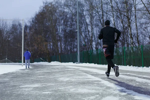 Foto des Laufsportlers im Stadion vor dem Hintergrund von Bäumen — Stockfoto