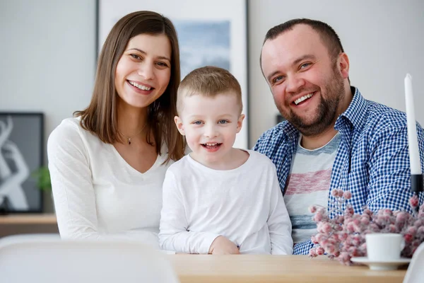 Imagen de feliz madre y padre con hijo en la habitación —  Fotos de Stock