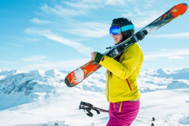 Kask, omzuna kayaklar ile maske giyen kız fotoğrafı