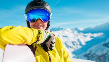 Gülümseyen kız kask ve maske ile snowboard karlı tepelerin arka plan görüntü