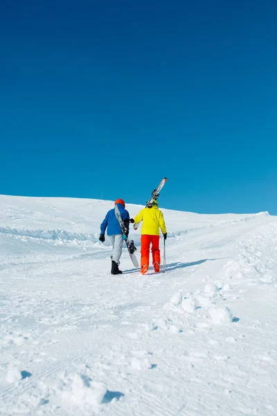 Image de couple sportif tombant avec snowboard — Photo