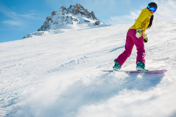 Foto de atleta snowboard en pendiente de nieve —  Fotos de Stock