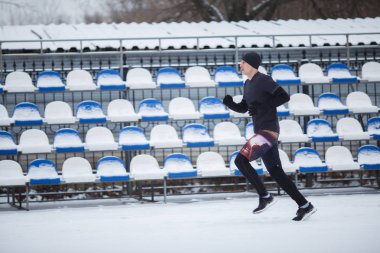 Stadyum ile çalışan bir sporcu görüntüsünü